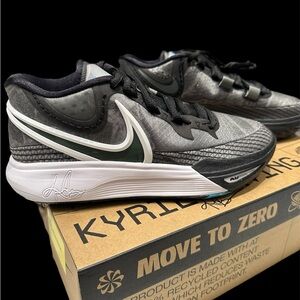 New in Box Nike Kyrie 8 Basketball shoe M7/W8.5 Black/Gray/White